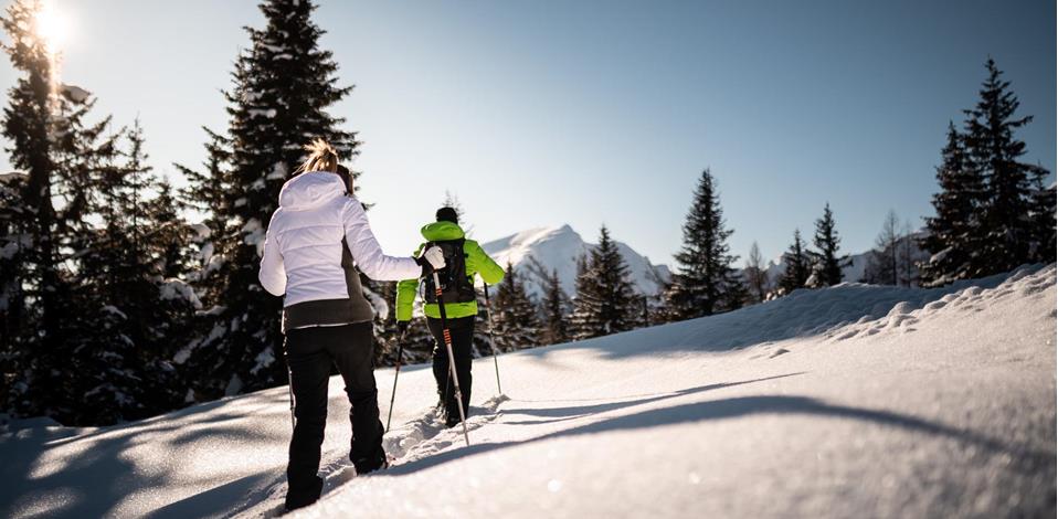 Paar beim Schneeschuhwandern