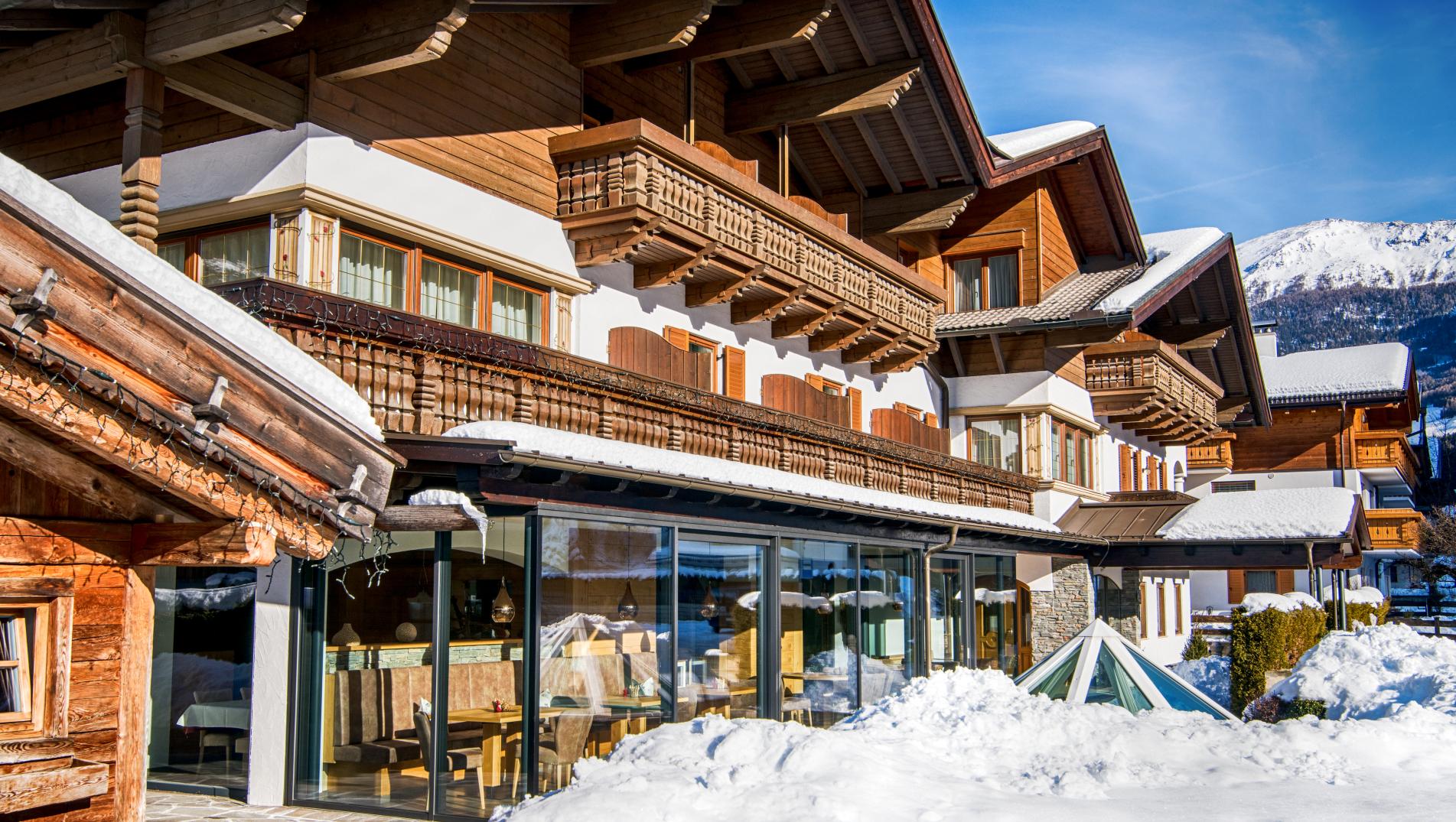 Hotel Rose with Garden in Winter