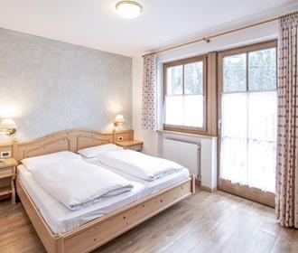 Schlafzimmer mit Doppelbett - Appartement B