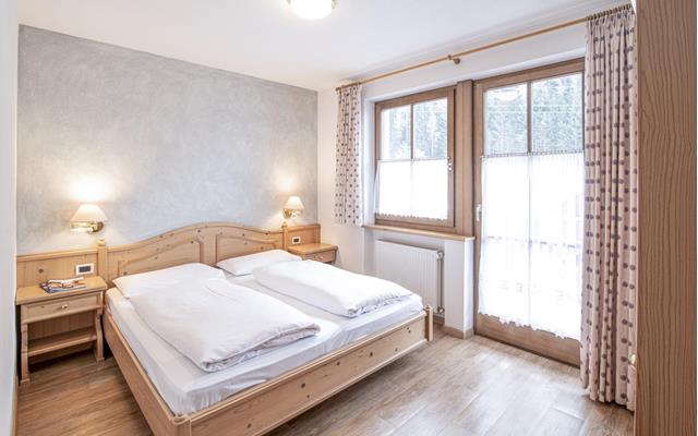 Schlafzimmer mit Doppelbett - Appartement B