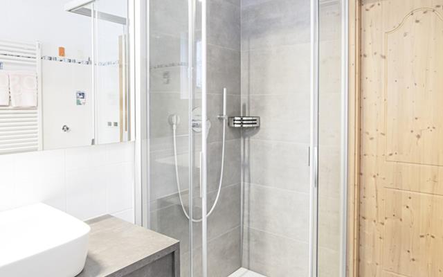 Badezimmer mit Waschbecken und Dusche - Appartement B