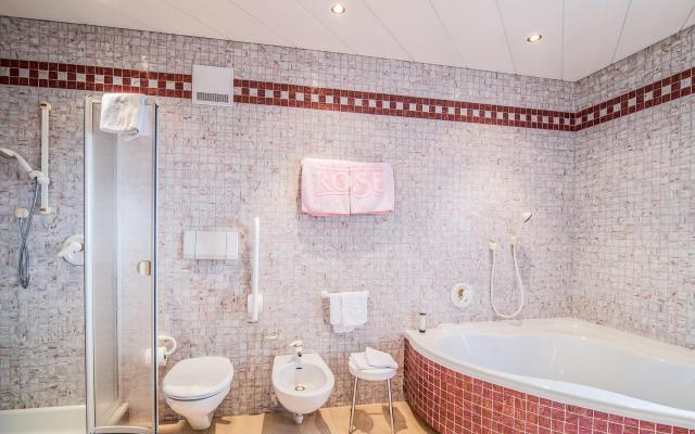 Badezimmer mit Dusche und Badewanne - Family Suite 31