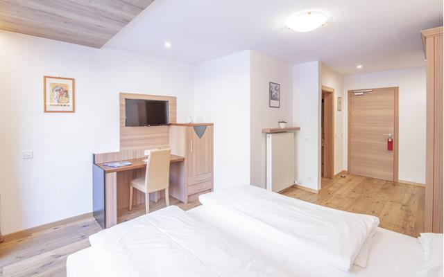 Bedroom with Desk and TV - Suite Superior