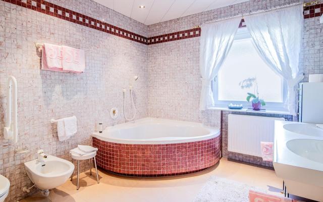 Badezimmer mit Badewanne - Family Suite 31