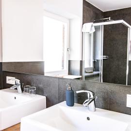 Bagno con doccia e due lavandini - Suite Superior