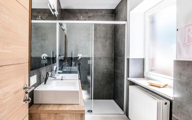 Badezimmer mit Dusche und Doppelwaschbecken - Family Suite 4
