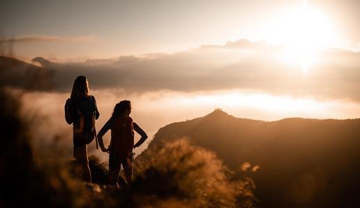 Beim Wandern die Aussicht genießen