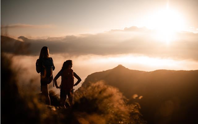 Beim Wandern die Aussicht genießen