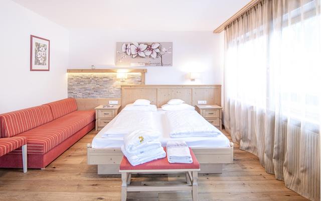 Schlafzimmer mit Doppelbett und Couch - Suite Superior