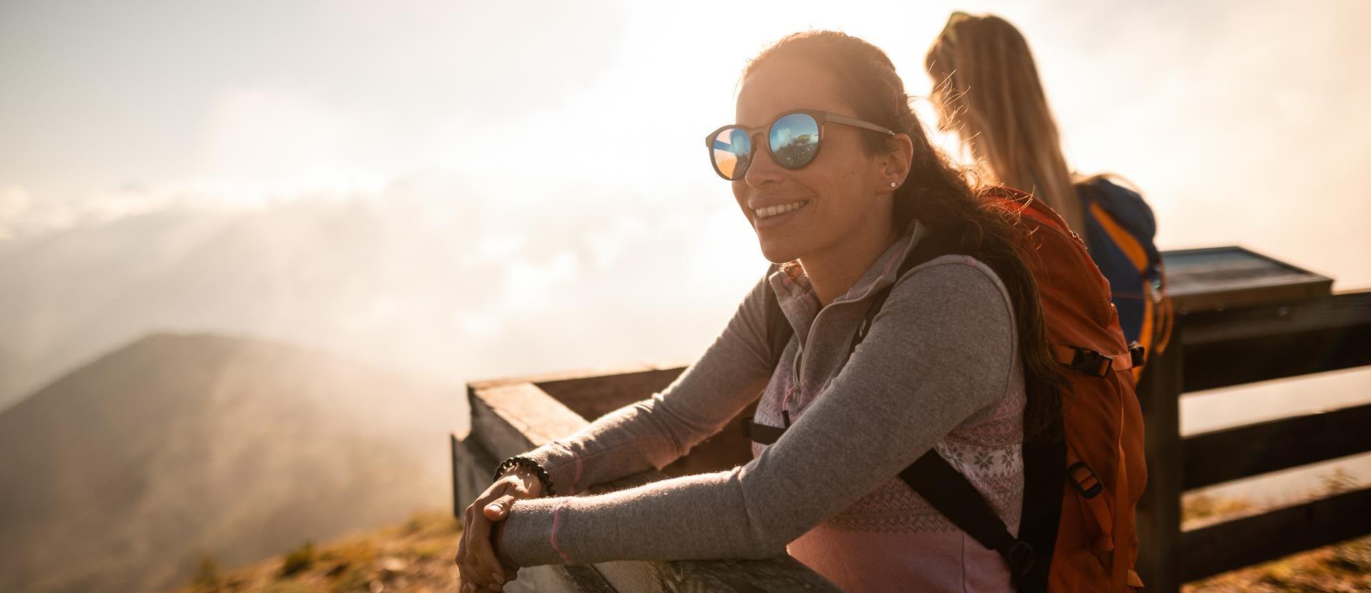 Due donne sulla piattaforma panoramica a Monte Cavallo a Vipiteno