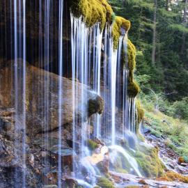 Sorgente di stalattiti monumento naturale nella valle del Burgum