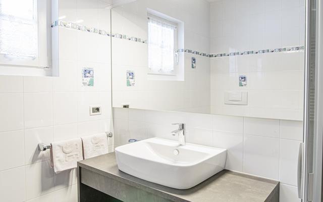 Badezimmer mit Waschbecken - Appartement B