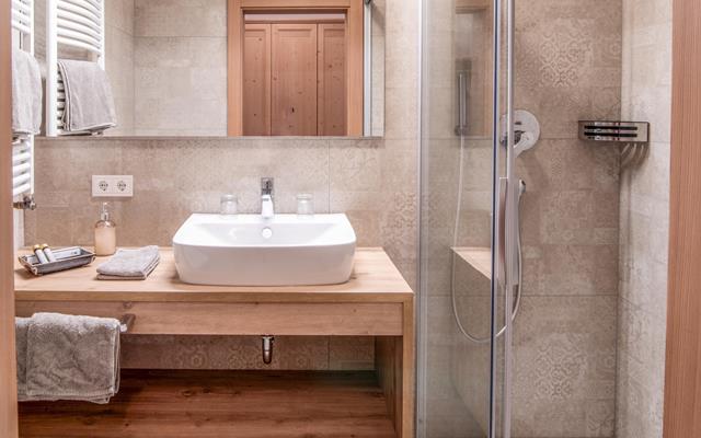 Badezimmer mit Dusche - Komfortzimmer