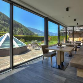 Bar mit Blick auf den Garten