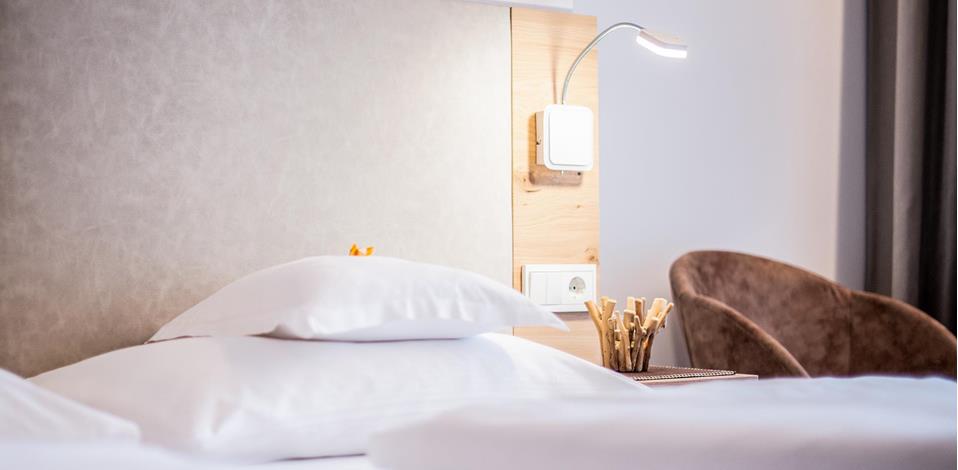 Schlafzimmer mit Doppelbett und Sessel - Family Suite 31