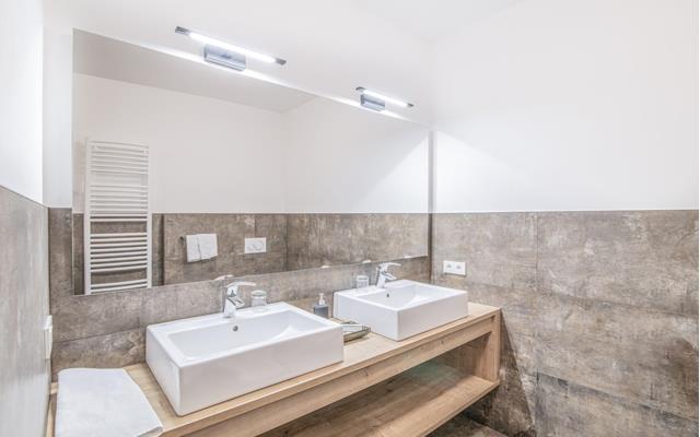 Badezimmer mit Doppelwaschbecken - Suite Superior
